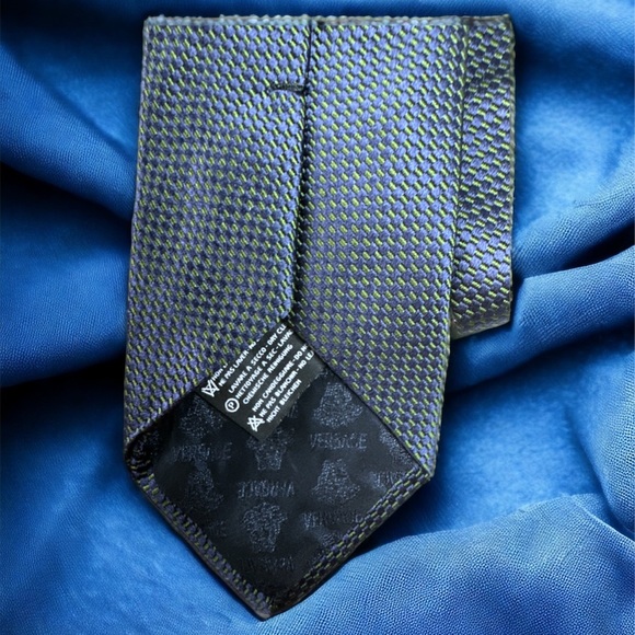 Amazing black label Versace tie Navy blue with hints of green. Italy 💯 Silk - Picture 7 of 7